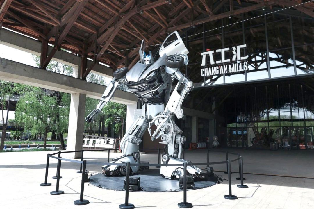 北京奔驰推出“车神一号”汽车人模型，展现创新成果