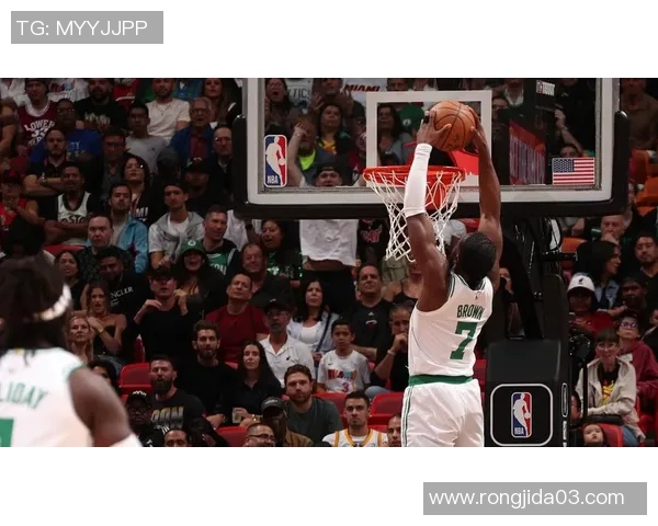 布朗突破暴扣领衔3月11日NBA五佳球