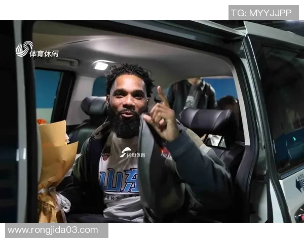 果然视频丨山东高速男篮新外援鲍威尔抵达济南,即将与队伍合练 果然视频丨山东高速男篮新外援鲍威尔抵达济南,即将与队伍合练