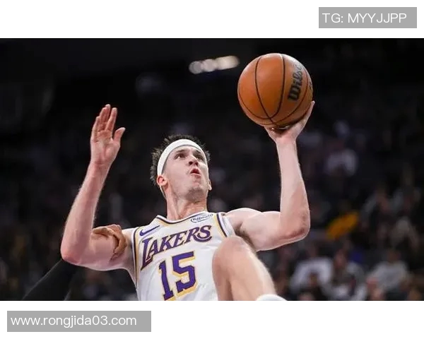 里夫斯手感火热 压哨三分稳稳命中